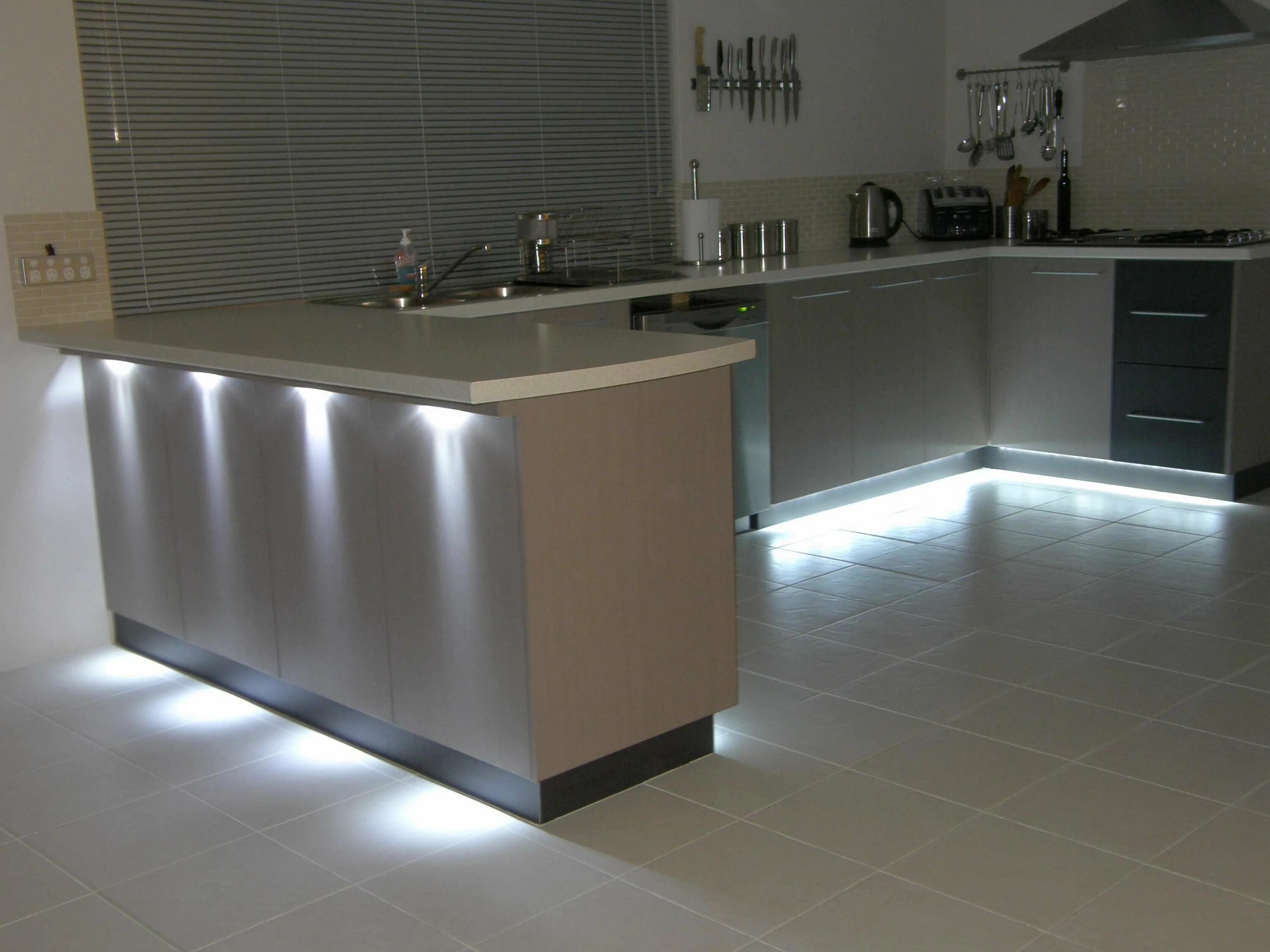 Кухня с подсветкой фото. Подсветка для кухни. Светодиодная подсветка для кухни. Подсветка кухонного гарнитура. Светодиодная лента для кухонного гарнитура.