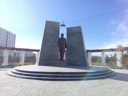 Памятники биография