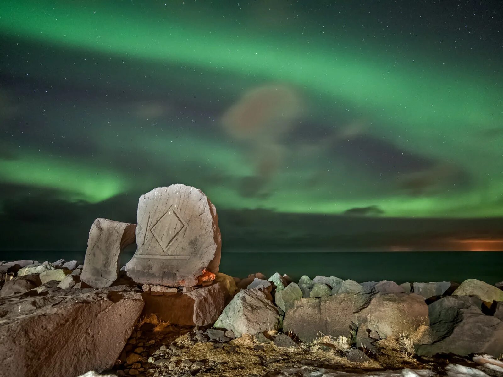 Night stone. Камень Северное сияние. Камни ночью. Камни на севере. Скалы ночью.