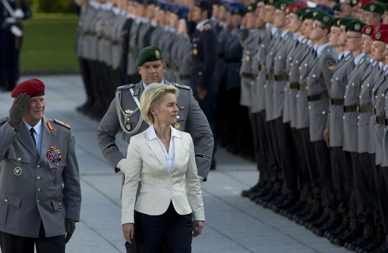 Женщина нато. Министр обороны Бундесвера.