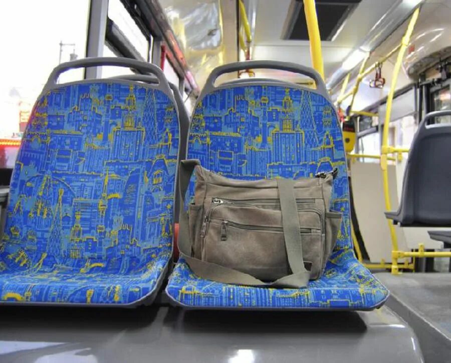 Сумка в автобусе. Сиденья в автобусе. Бесхозная сумка в автобусе. Сумки.с.трамваем.