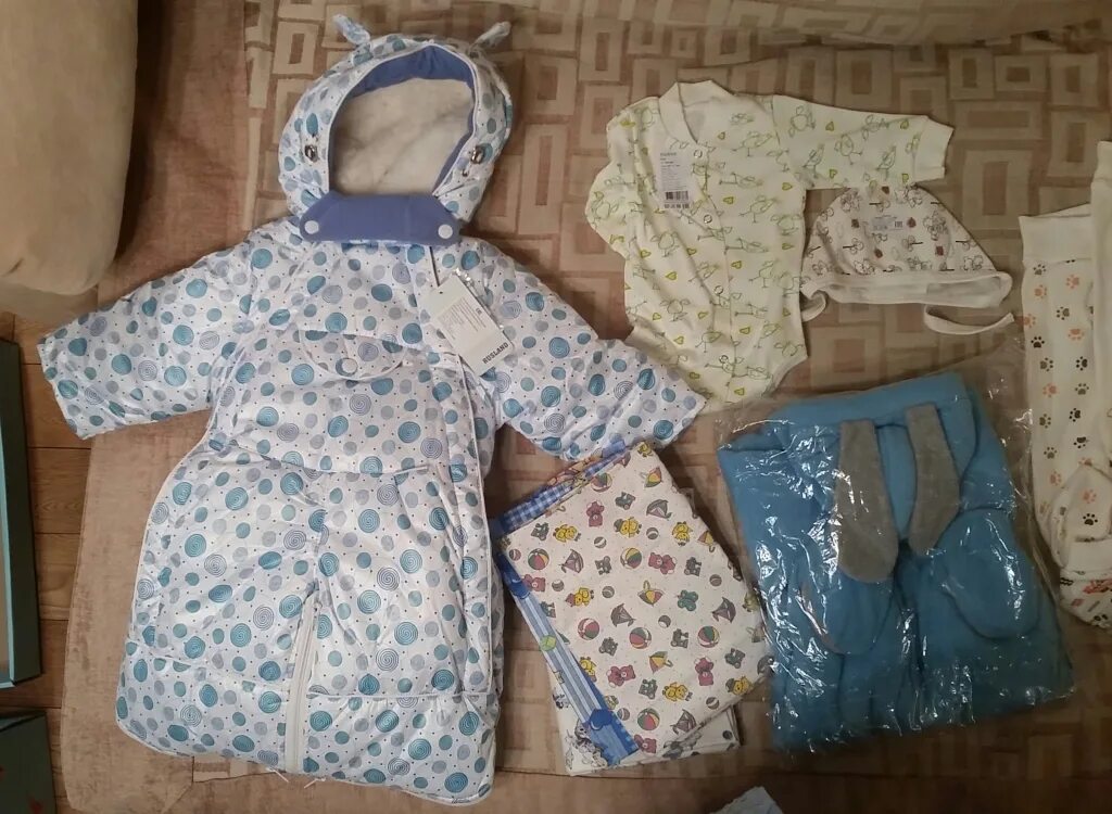 Подарочный набор для новорожденного я родился в подмосковье. Вещи для новорожденных. Вещи для новорожденных. Комплект для новорожденного от государства. Собянинская коробка для новорожденных 2022.