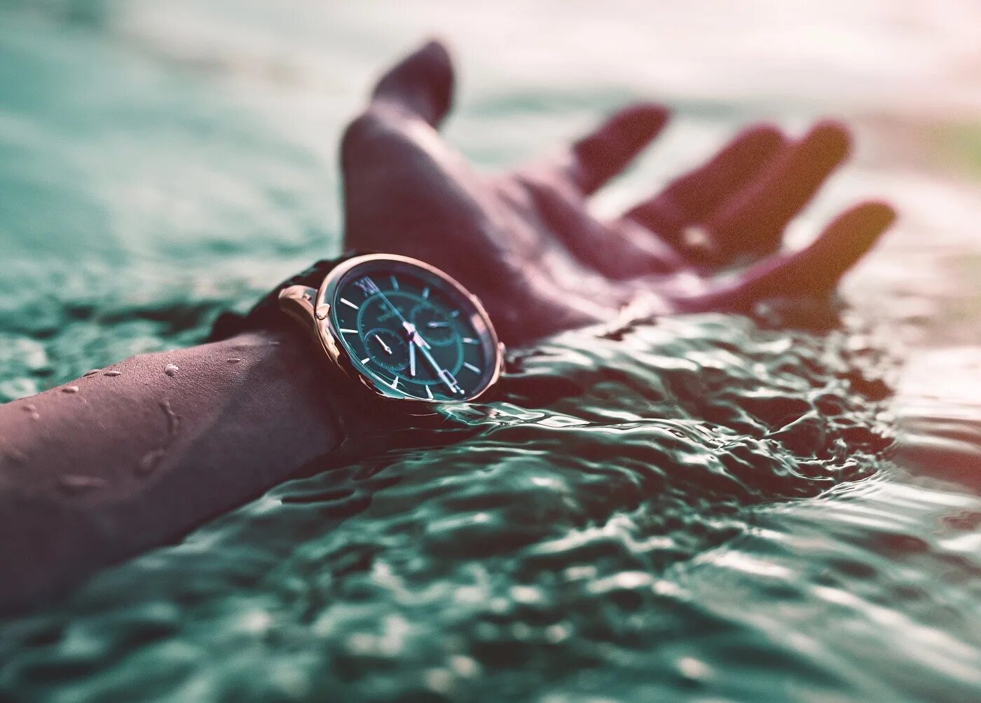 Часы море. Смотришь на море часами. Смотришь на море часами. Часов наручные на море. Часы в песке.