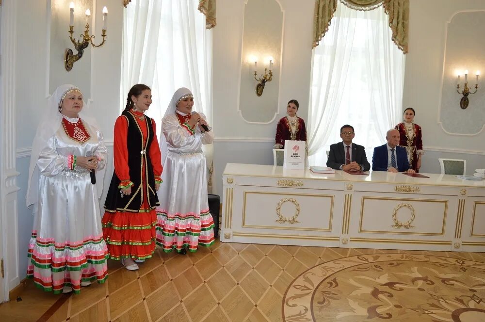 Дом дружбы народов чувашской республики. Дом дружбы ленинградской области логотип. Экран в доме дружбы народов татарстана. Омск дом дружбы народов. Дом дружбы во владимире.