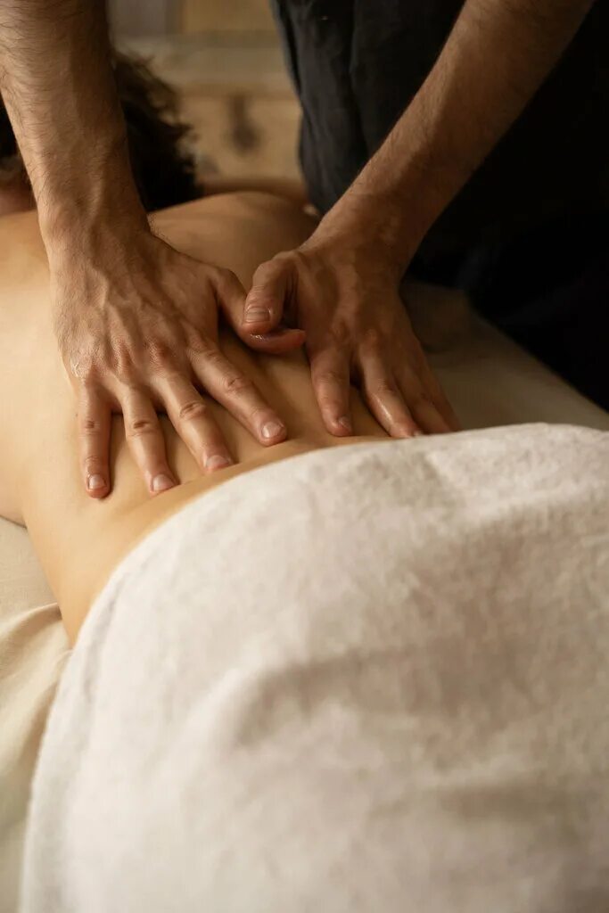 Спа массаж. Массаж спины мужчине. Комната для эротического массажа. Тайский массаж волгоград. Тайский спа-салон «золотой таиланд».