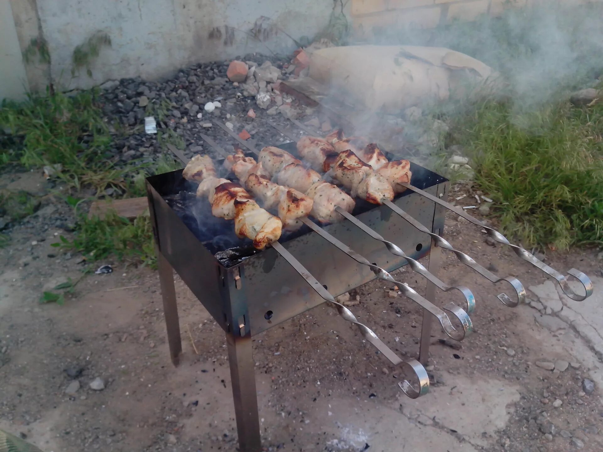 Можно ли жарить шашлык в гараже. Шашлык во дворе. Шашлык на мангале. Шашлык около гаража. Шашлыки на даче.