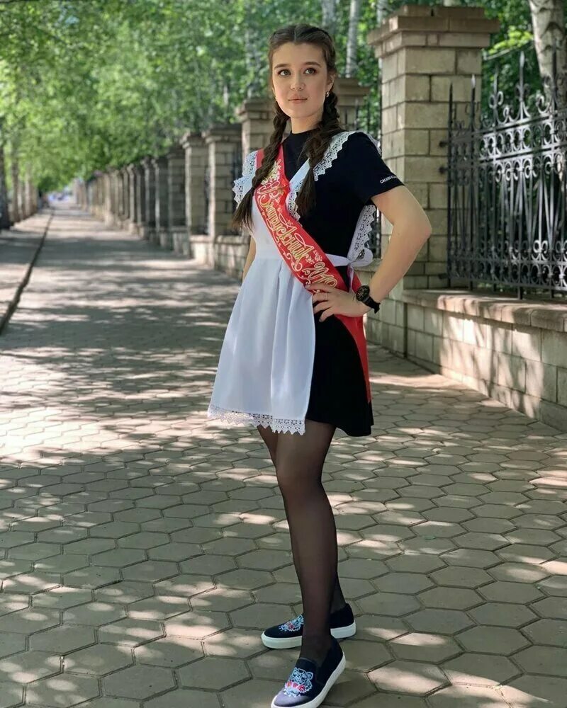 Выпускницы 18. Выпускницы на каблуках. Девочки на выпускном. Выпускницы 18. Выпускницы 18.