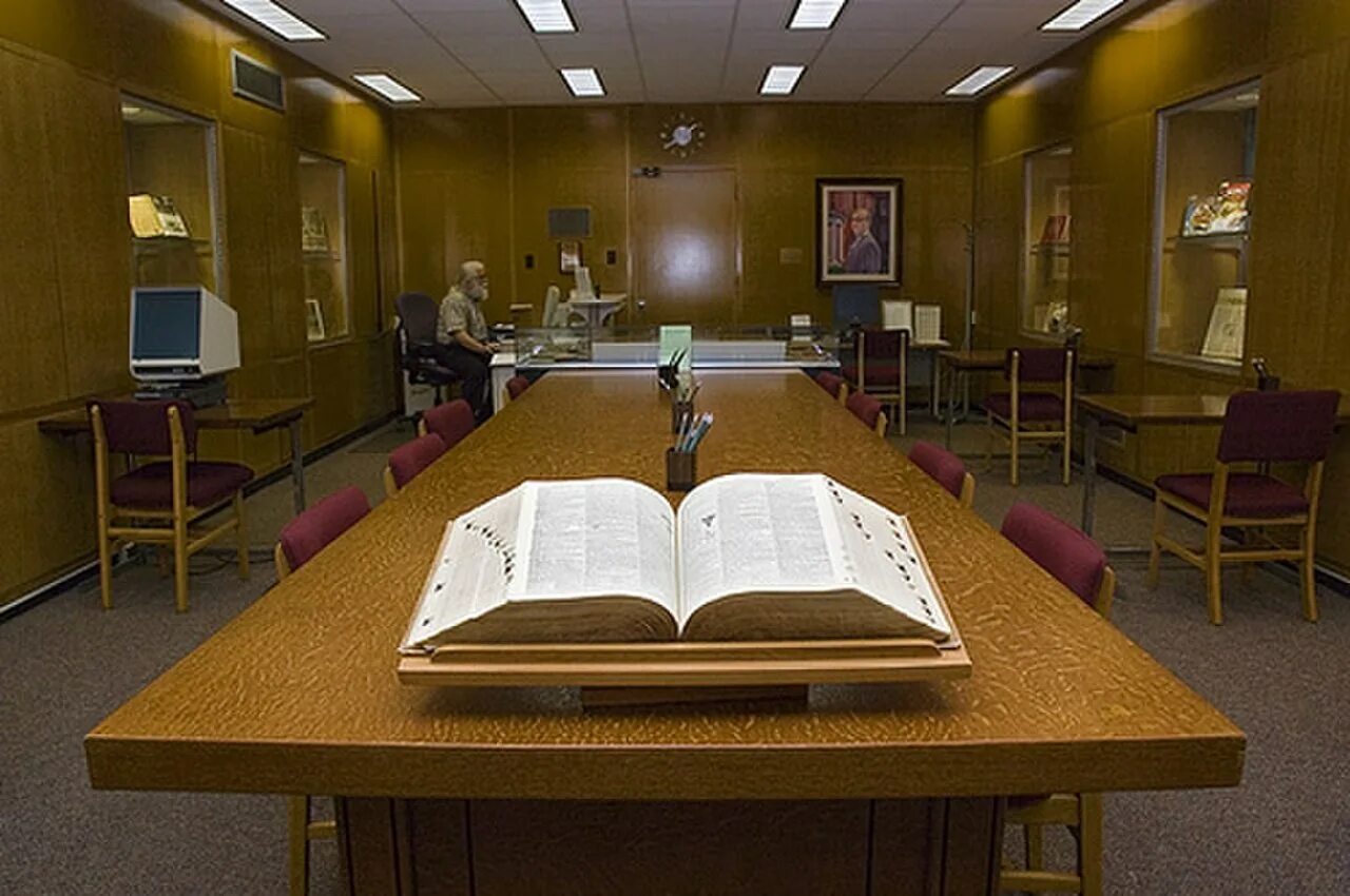 Очень большой университет. University collections. University collections. State university in america logo. University collections.