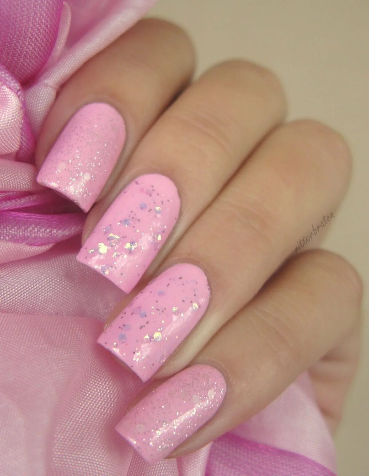 Розовые ногти. Ногти розовые с блестками. Р̸о̸з̸о̸в̸ы̸й̸ м̸а̸н̸и̸к̸. Маникюр розовый с блестками. Маникюр с розовым лаком