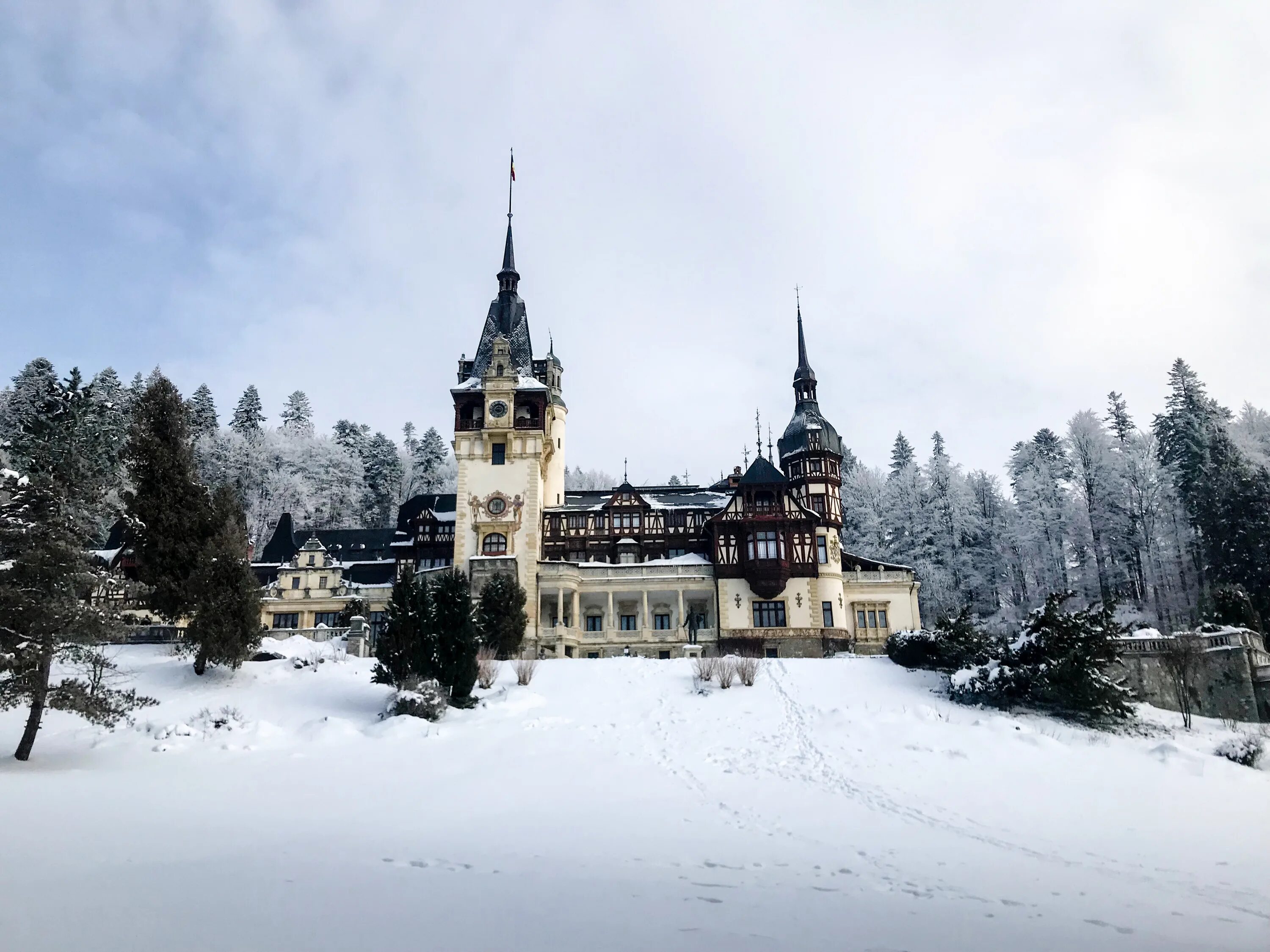 Зимняя румыния. Зимняя румыния. Замок пелеш - карпаты - синая, румыния. Новогодний брашов румыния. Замок пелеш зимой.