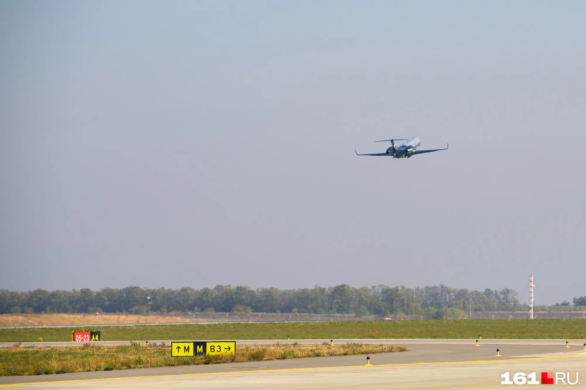ан 24 иркутск бодайбо. аэропорт бодайбо ан 24. бодайбо иркутская область аэропорт. украинский самолет. взлет самолета в иркутске.