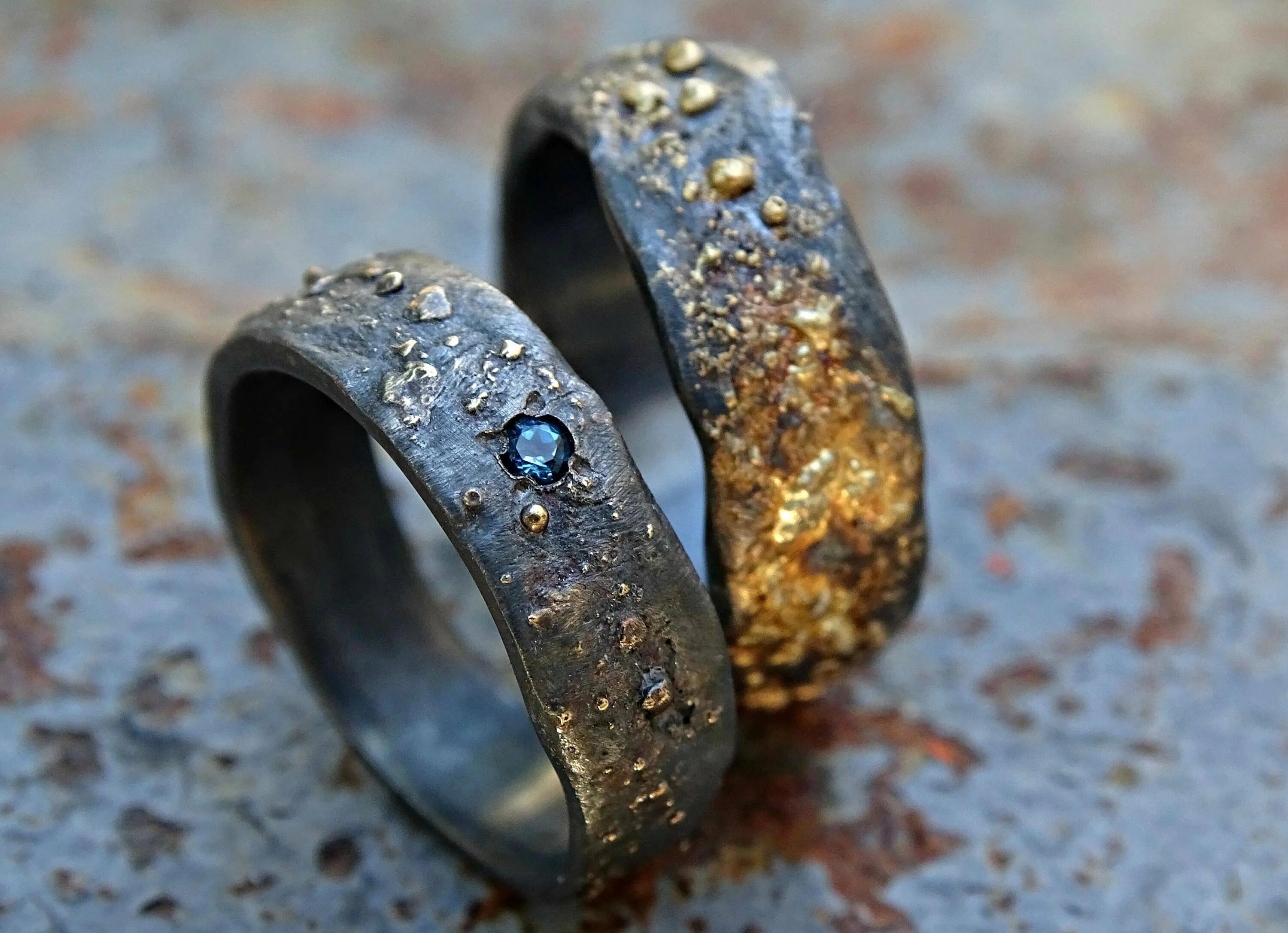 Из какого металла сделаны кольца. Старинные обручальные кольца. Древние обручальные кольца. Необычные Свадебные кольца. Необычные обручальные кольца.