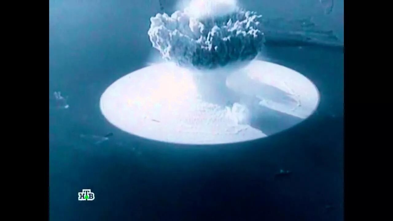 Под водой взорвался. Под водой взорвался. Морская мина под водой. Металл который взрывается в воде. Подводный пожар в мексиканском заливе 2021.