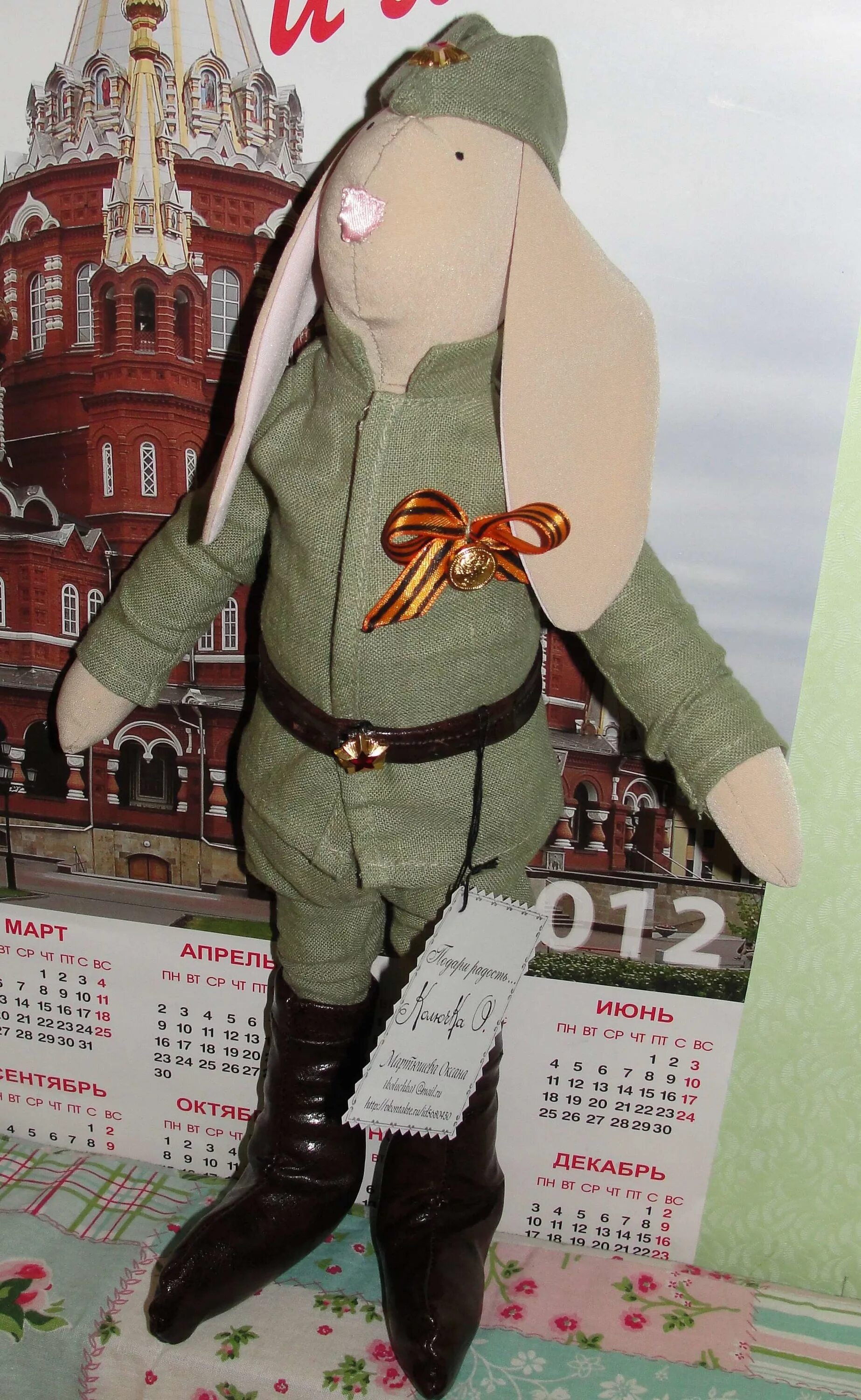 Кукла в военной формеме. Игрушки в военной форме. Интерьерная кукла в военной форме. Чулочная кукла к 23 февраля. Текстильные куклы в военной форме.
