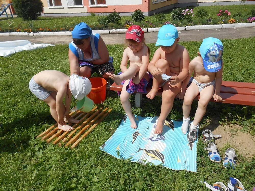 Занятия по закаливанию. Закаливание в детском саду. Закаливание детей в детском саду. Лето для дошкольников в детском саду. Летняя прогулка в детском саду.