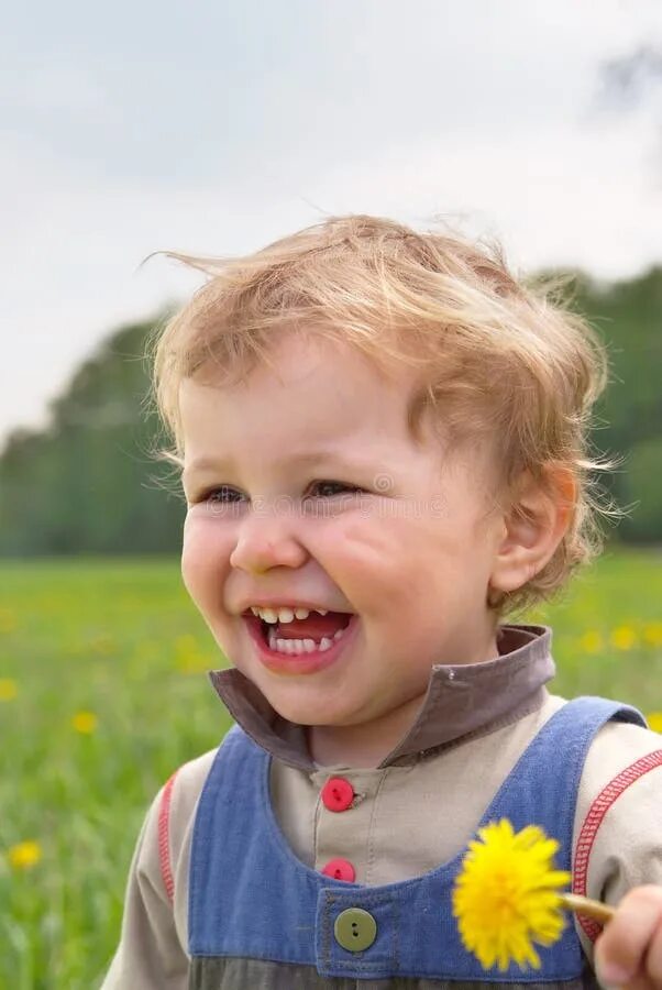 Little chuckle. Happy smile child. Ребенок зовет. Дети показывают пальцем и смеются. Little chuckle.