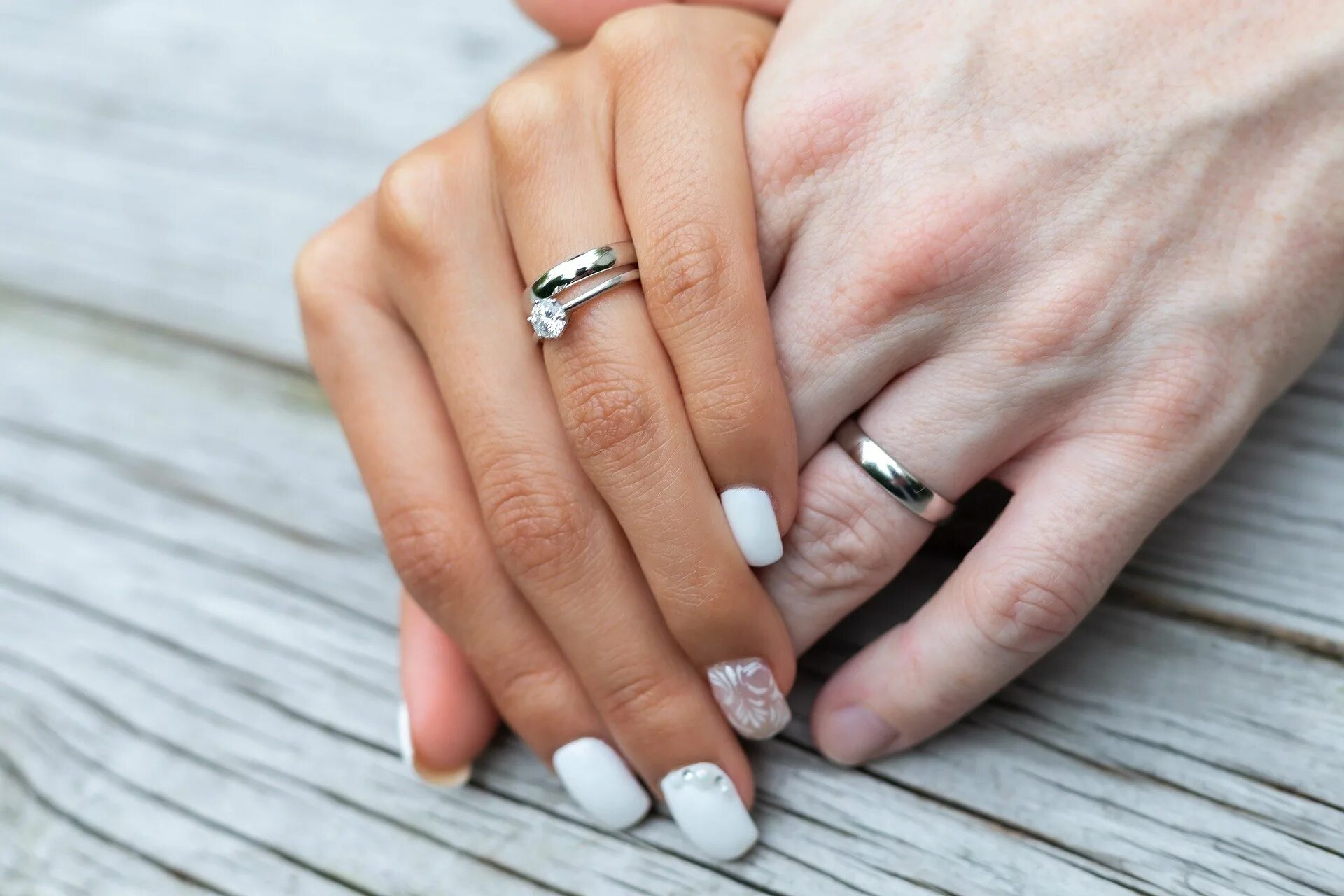 Обручальное и помолвочное кольцо. Обручальные кольца на руках. Помолвочное и обручальное кольцо на пальце. Обручальное и помолвочное кольцо вместе. Кольцо на правом безымянном пальце у девушки
