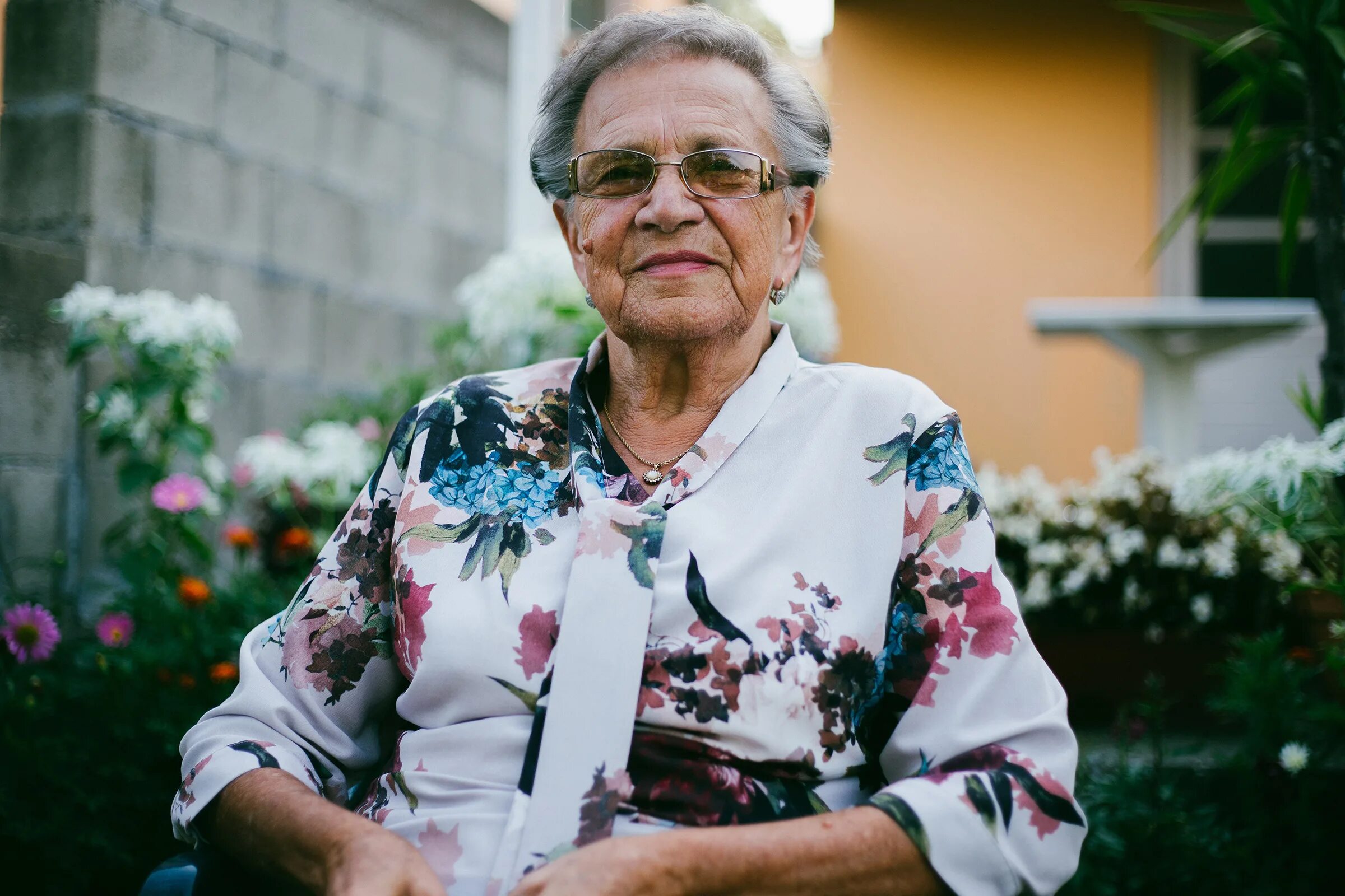 Grandmother pics. Бабушки granny malya. Бабушка рисунок. Бабка мультяшная. Итальянские бабушки.