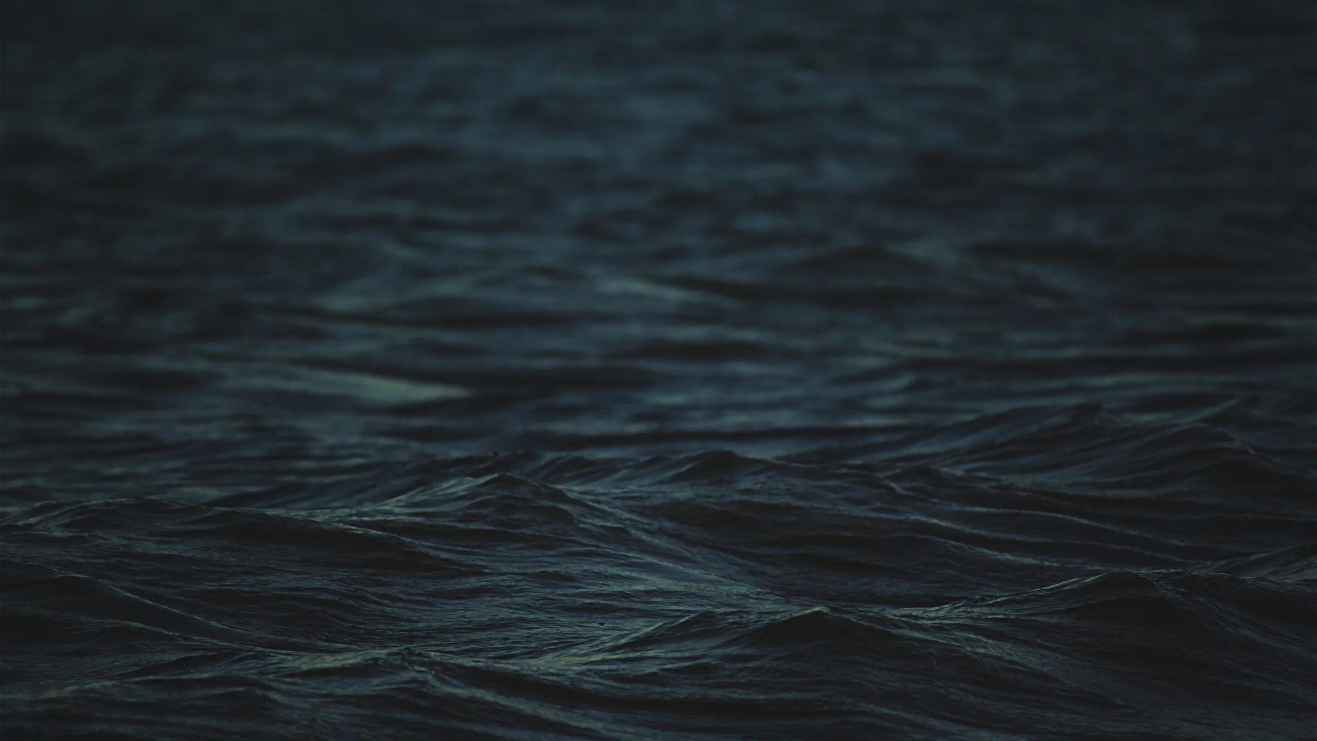 Фото черной воды. Темное море. Темные воды. Водная гладь. Море черного цвета.