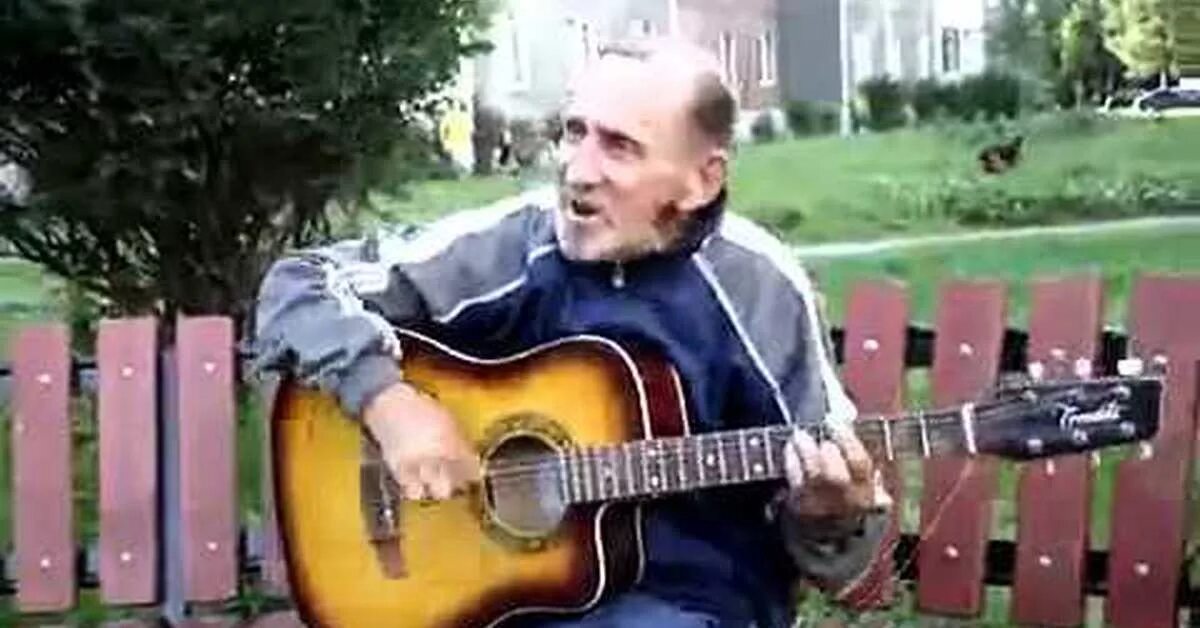 Дед играет на гитаре. Дед играет на гитаре. Дедушка с гитарой. Музыкант с гитарой. Дедушка с гитарой.