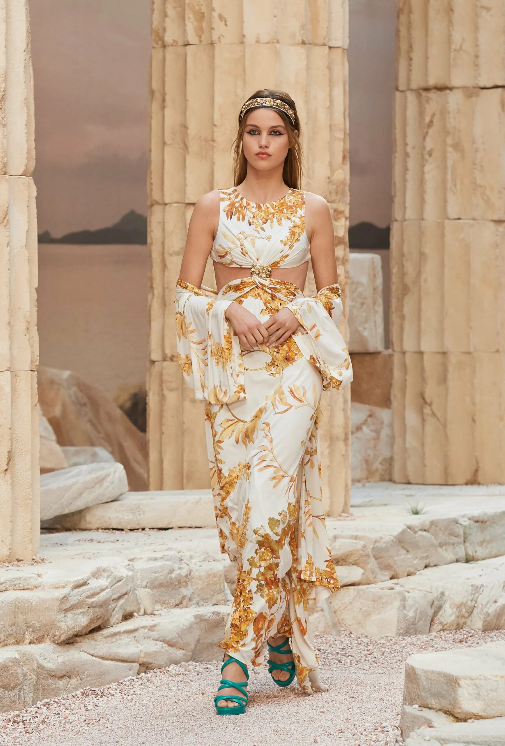 Греческие модели. Круизная коллекция Шанель 2018. Платье в римском стиле. Греческий стиль в одежде современный. Образ греческой Богини.