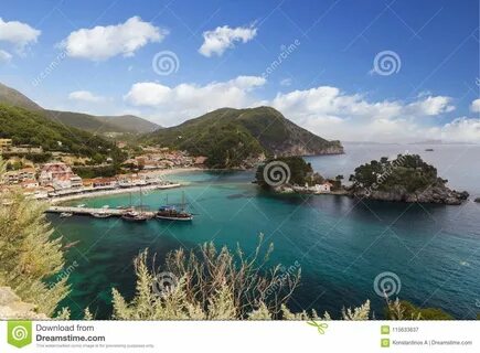 Вид на город Parga от замка Epirus Греции Стоковое Изображение - изображение нас