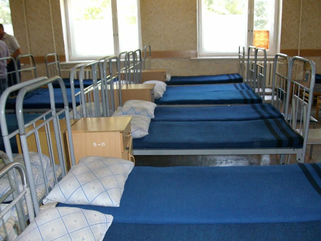Кровати в казарме. Казарма фон. Дежурное освещение в казарме. Ночная казарма. Ночная казарма.
