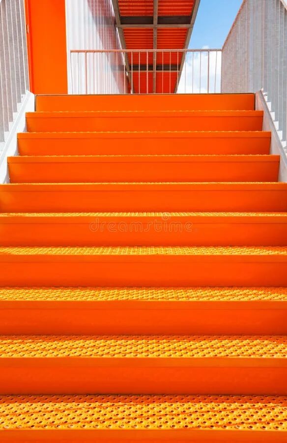 Оранжстил. Оранжевая лестница. Оранжевые ступеньки. Оранжевая лестница в интерьере. Оранжевые ступени для лестницы.