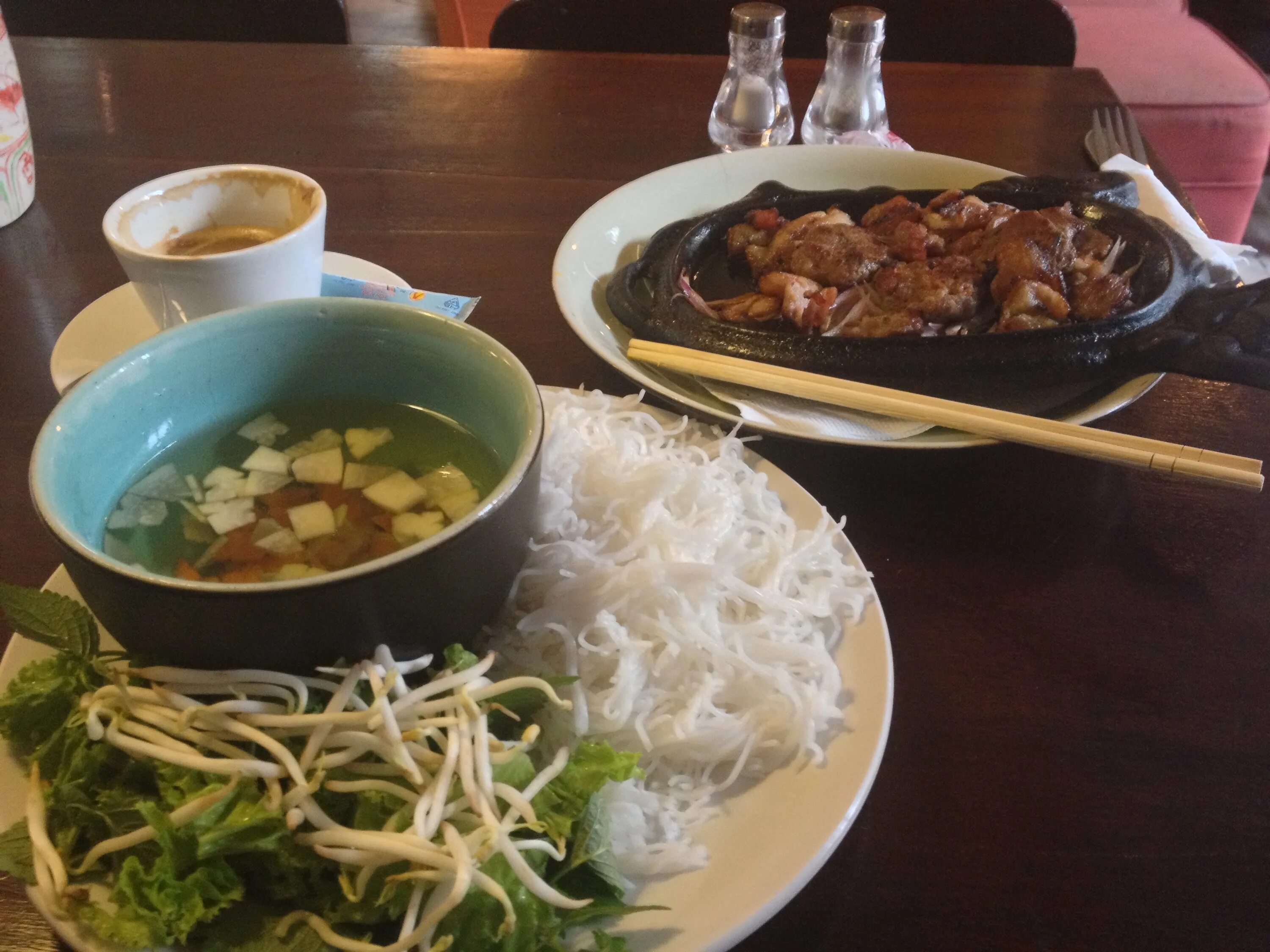Ханой еда. Гао ресторан вьетнамской кухни. Ресторан вьетнамской кухни Ханой. Ужин в китайском ресторане. Вьетнамские рестораны в Ханое.