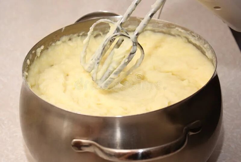 Картофельное пюре взбитое блендером. Картофельное пюре в кастрюле. картошка пюре в кастрюле. картофельное пюре в кастрюльке. большая кастрюля пюре.