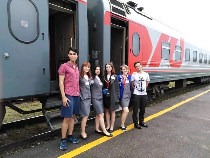 Студенческий отряд проводников локомотив алтайский край. Кабина машиниста тепловоза чмэ3. Проводник локомотива. Профессия помощник машиниста электровоза. Проводник локомотива.