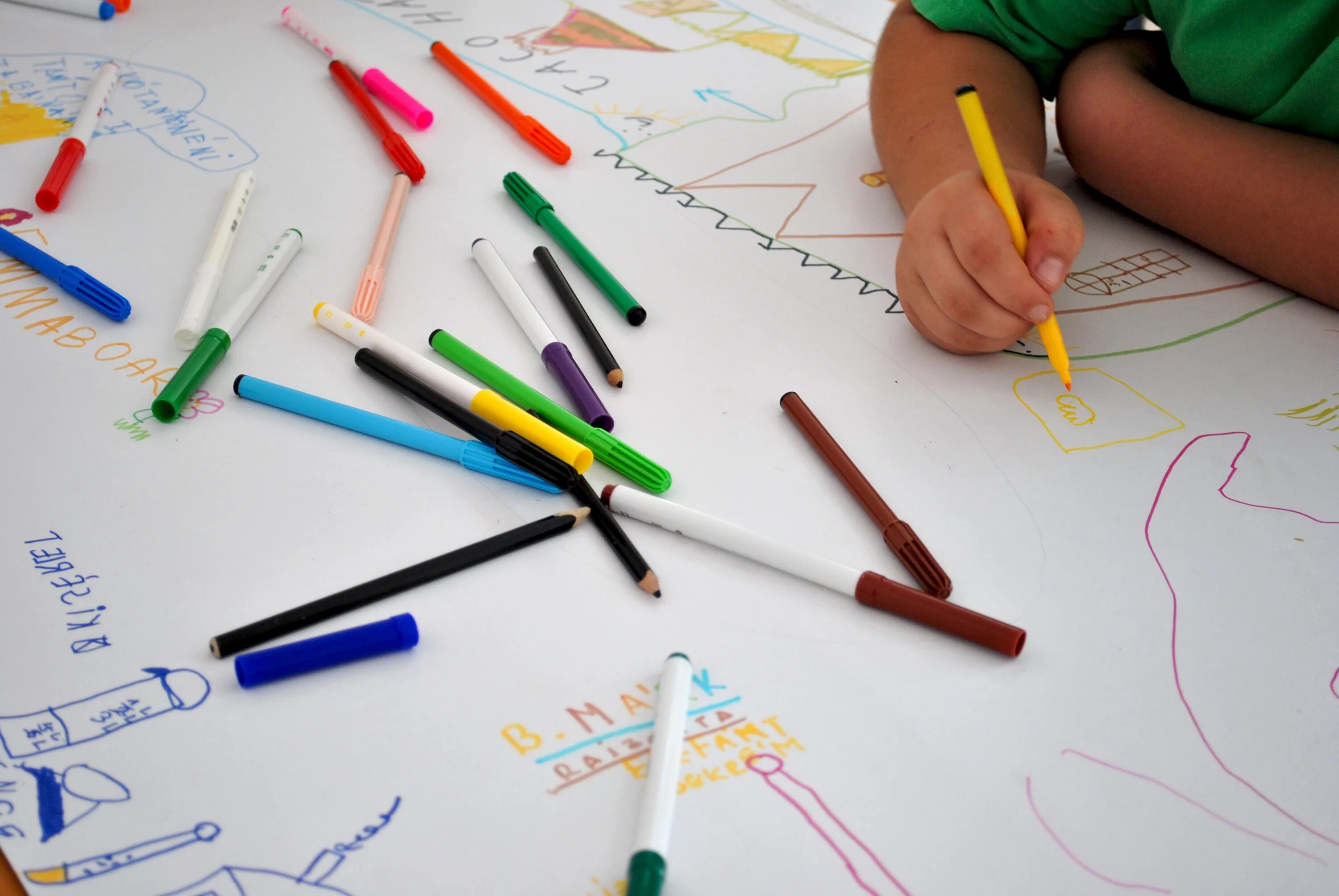 Руки карандашом. Детская рука с карандашом. Фотосессия с карандашами. Карандаш и карандаши в руках.