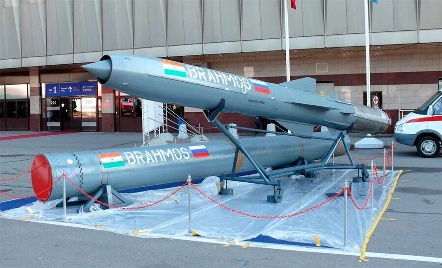 М п 800. П-800 оникс. п 800 оникс яхонт ракета. пкр п-800 оникс. гиперзвуковая ракета брамос.