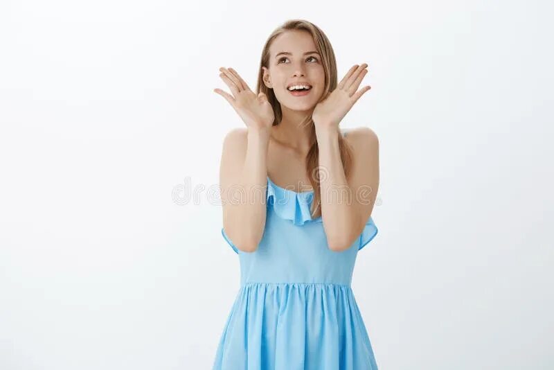 Девушка с расставленными руками. Вытянутые руки в стороны. Девушка размахивает руками. Девушка голубом платье и придерживает его рукой. Человек с растопыренными руками.