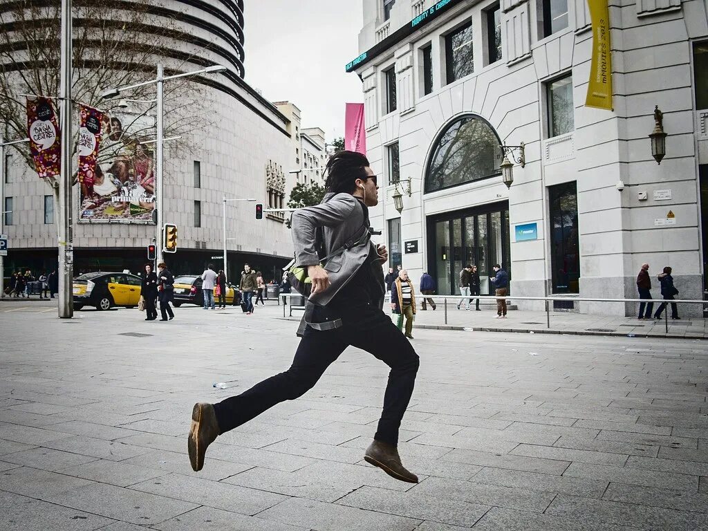 Martin was in a hurry as he. Бежит из офиса. Фото опаздывающего человека. Самые быстро людей уличные. Убегает от начальника.