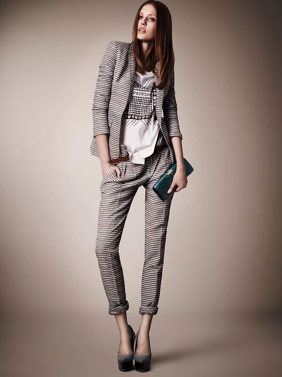 Фото модных женских. Джинсы Burberry Prorsum. Casual стиль Burberry. Повседневная одежда. Повседневная одежда для женщин.