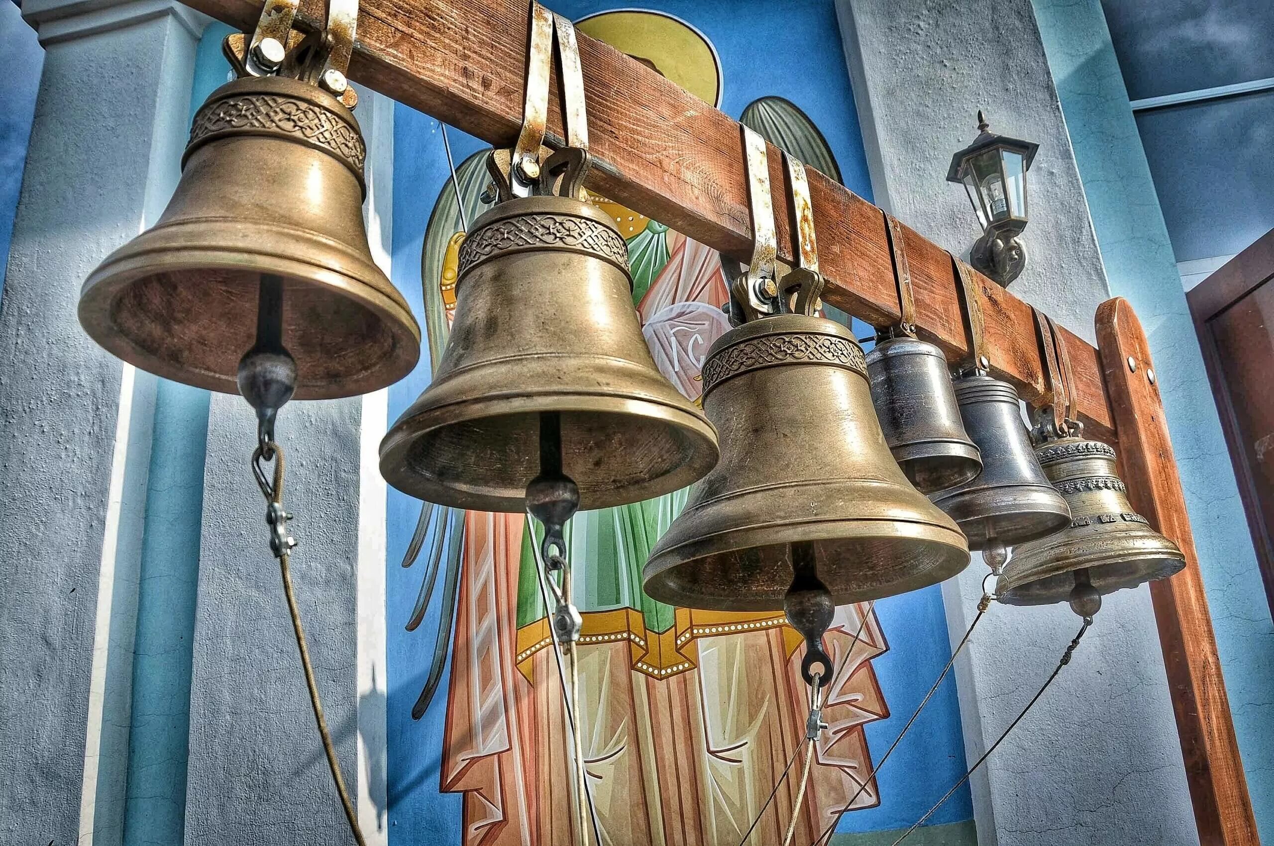 Колокол набат. Колокола церковные малиновый звон. Колокольный звон благовест набат. Типы звонов колоколов набат трезвон благовест перезвон. Благовест колокольный звон.