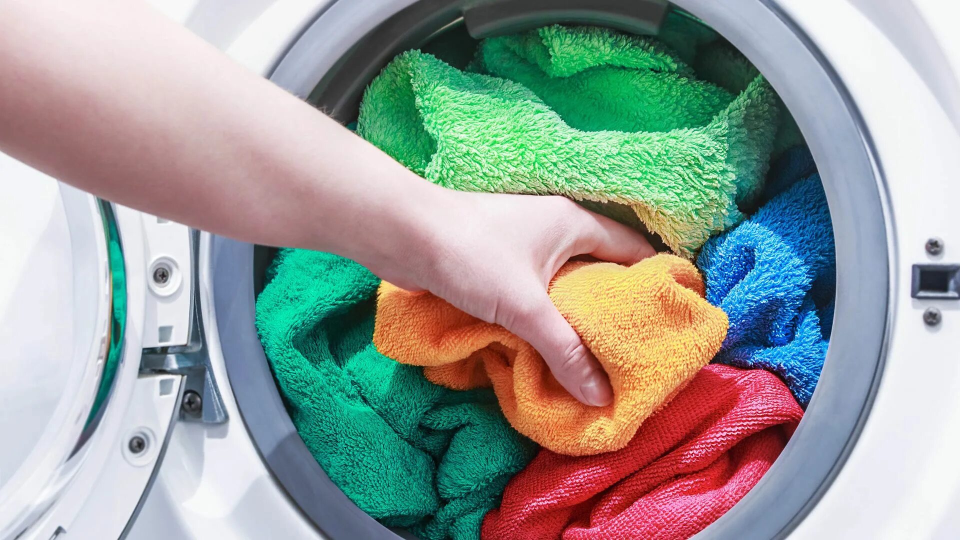 Стирка. Стиральная машина с бельем. Стирка. Ополаскивание посуды. Used washed.