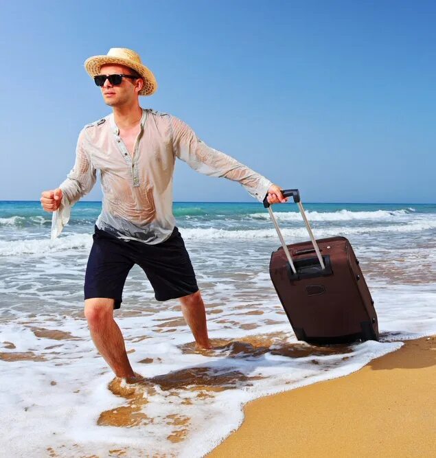 Стоит ли покупать тур. Отпуск у моря. Человек в отпуске. Туристы на отдыхе. Туризм море.