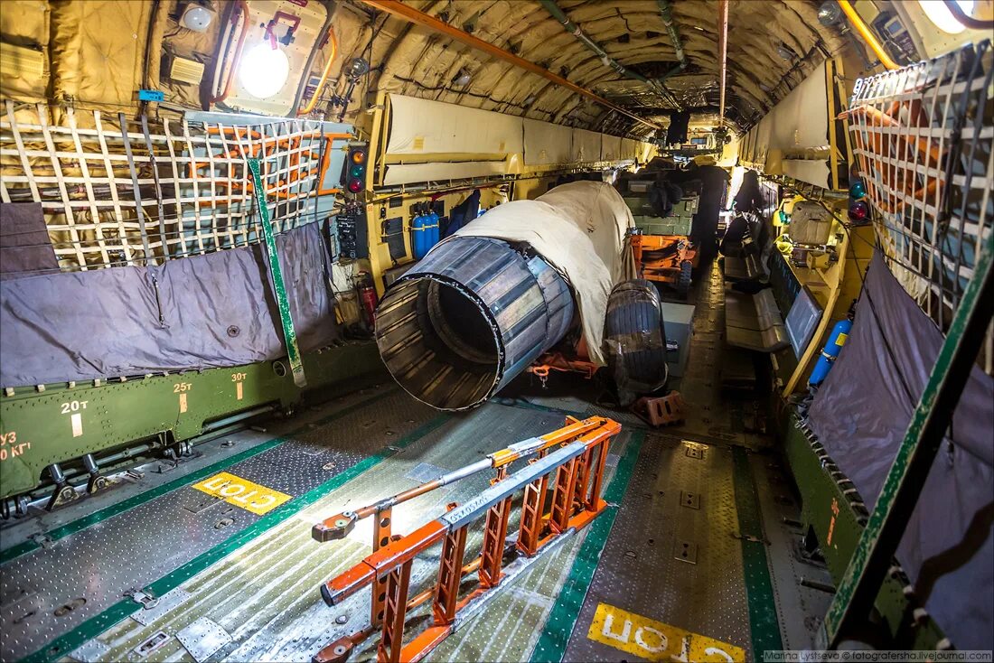 Грузовой самолет ил-76. Ил 76 штурманская кабина. Ил 76 мд грузовой отсек. Ил-76мд-90а кабина. Ил 76 мд грузовой отсек.