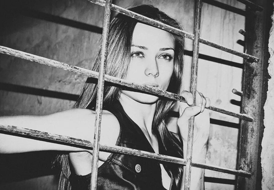 Суд за кражу. Судили девушку 1. Девушка в клетке. Видео песни судили девушку одну. Подросток в сизо.