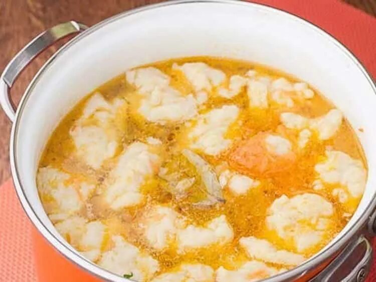 Галушки с куриным бульоном. Суп с галушками. куриный суп с галушками. галушки в бульоне. галушки для супа с яйцом.