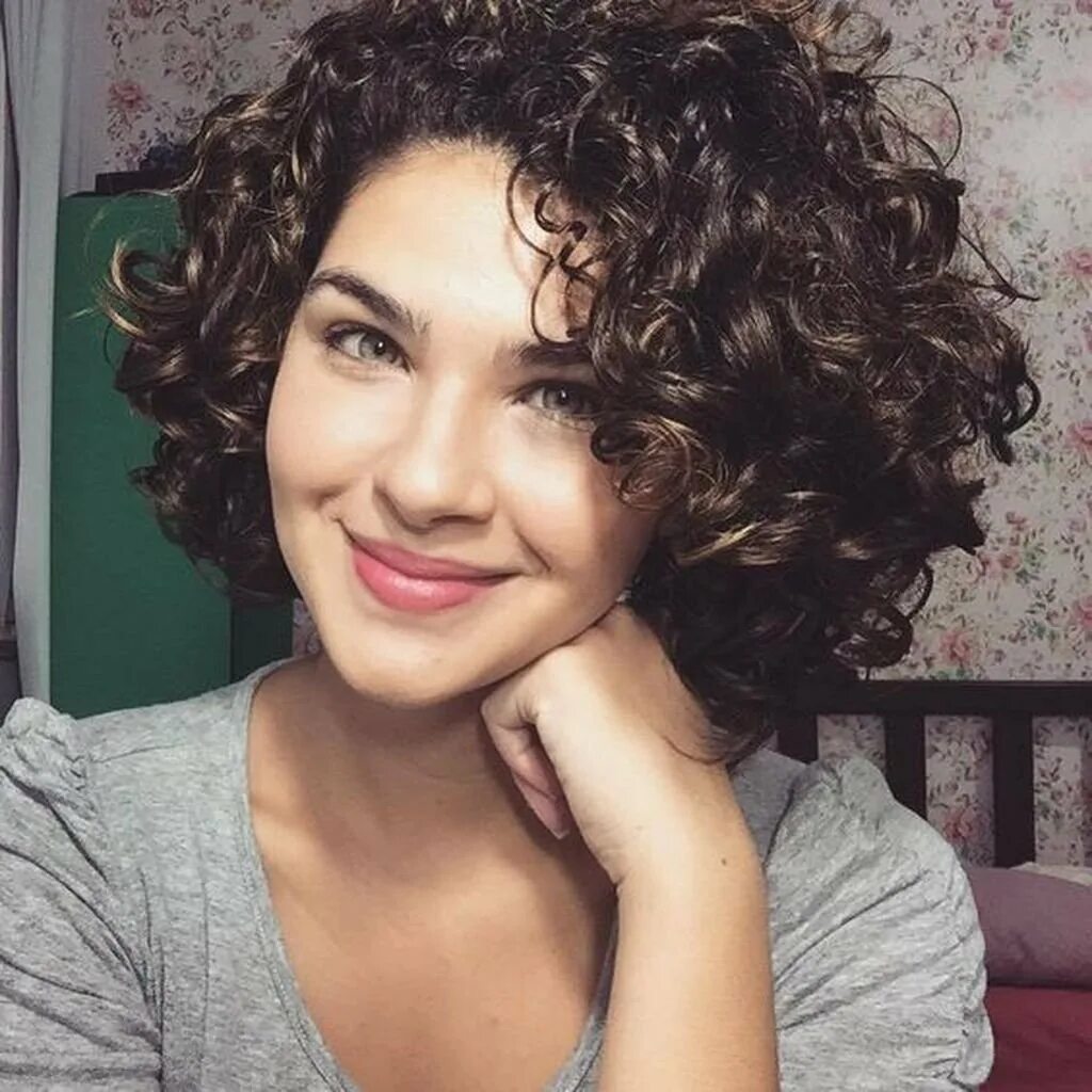 Curly Bob модель. Боб кудри. Прически на кудрявое каре. Боб на вьющиеся волосы 2023. Круглая стрижка на кудрявые волосы