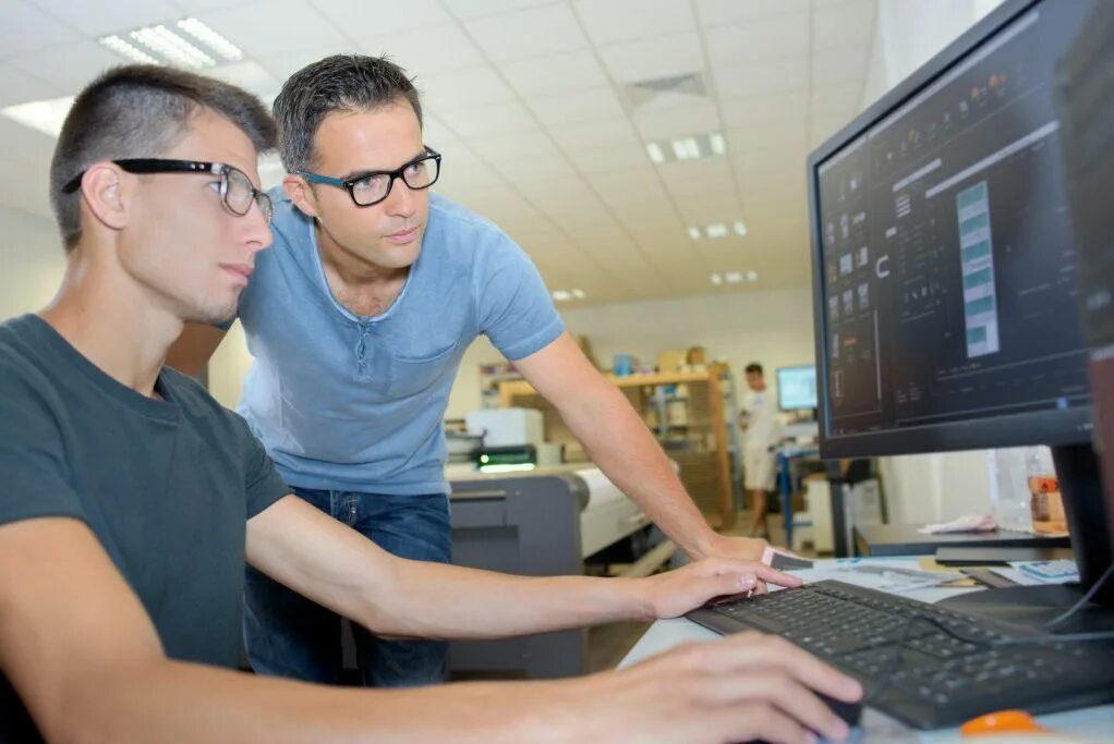 Казах программист. Web программист. Программисты в ташкенте. Два мужика смотрят в экран. Программист в казахстане.