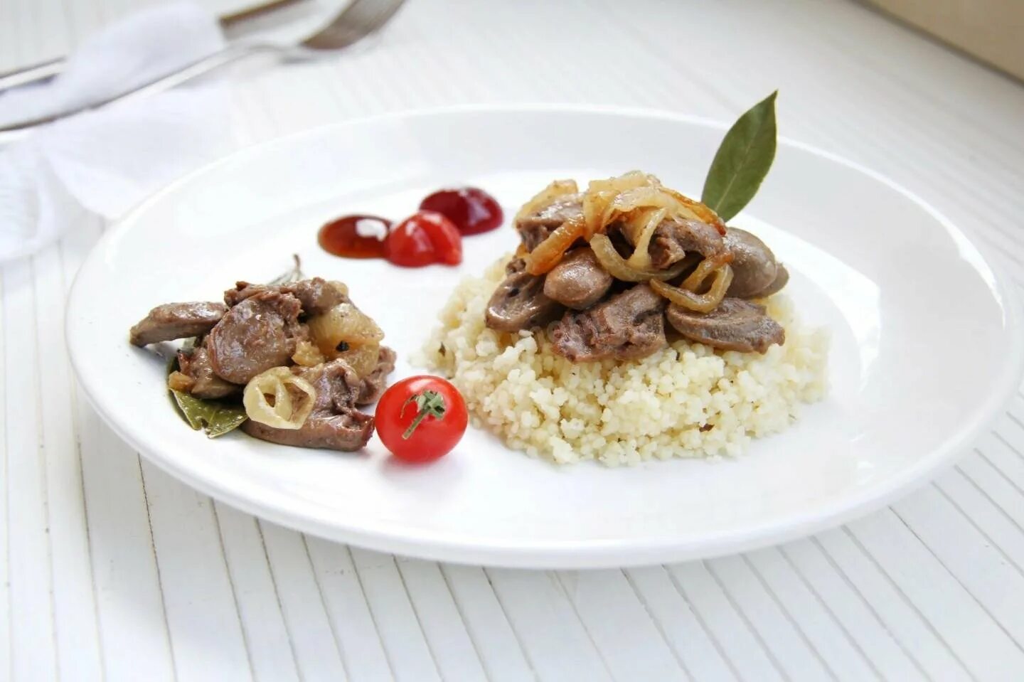 Бефстроганов из курицы на сковороде. Куриный бефстроганов. куриная печень с гарниром. гарнир к печени. куриные сердечки с гарниром.