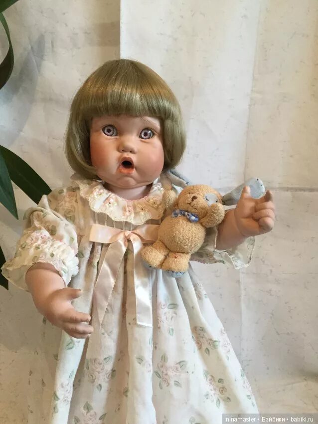 удивленная кукла
