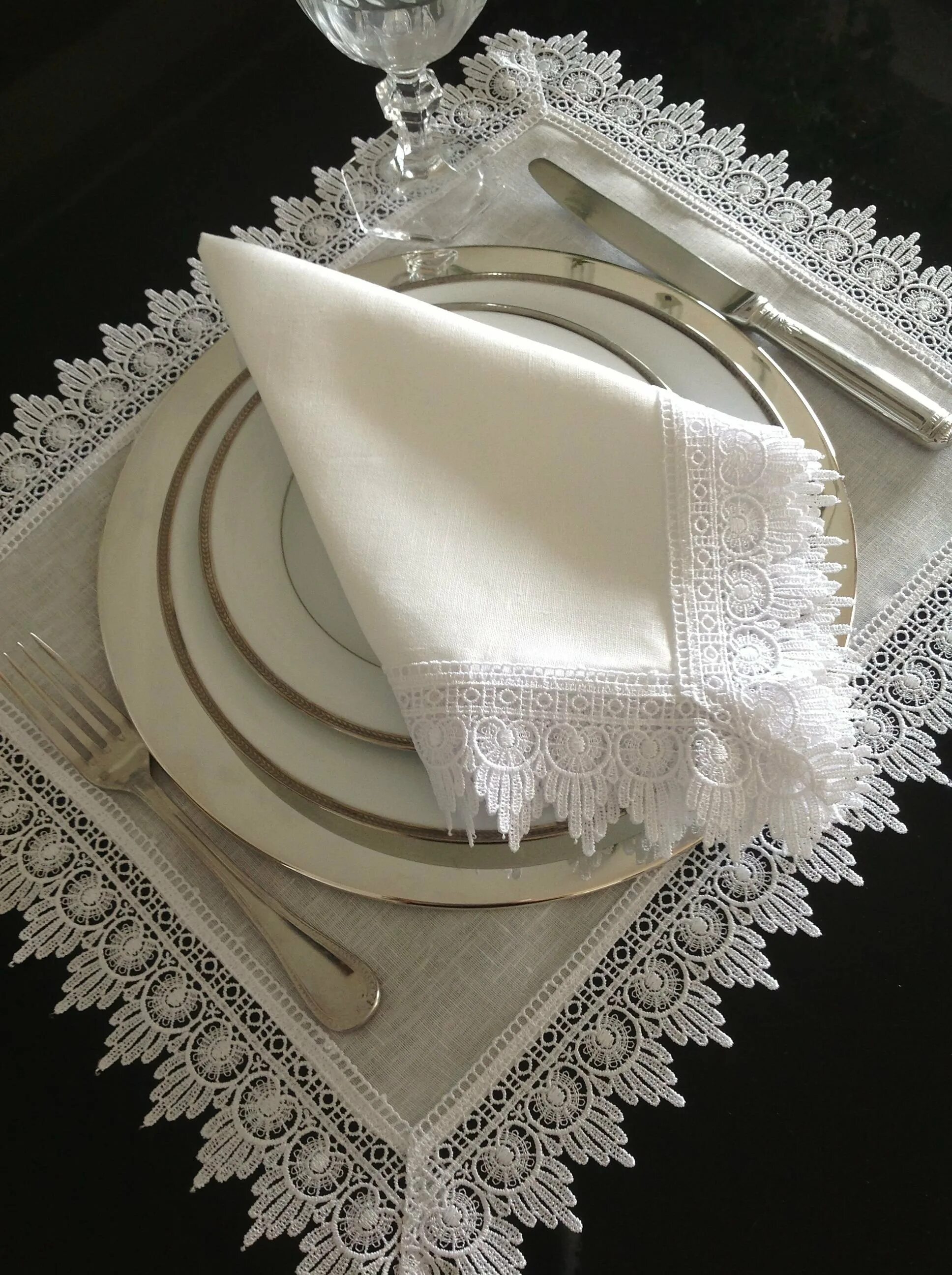 Сшить салфетки для сервировки. Салфетки из ткани. Сшить салфетки для сервировки. Салфетки для сервировки. Сервировка стола с салфетками из ткани.