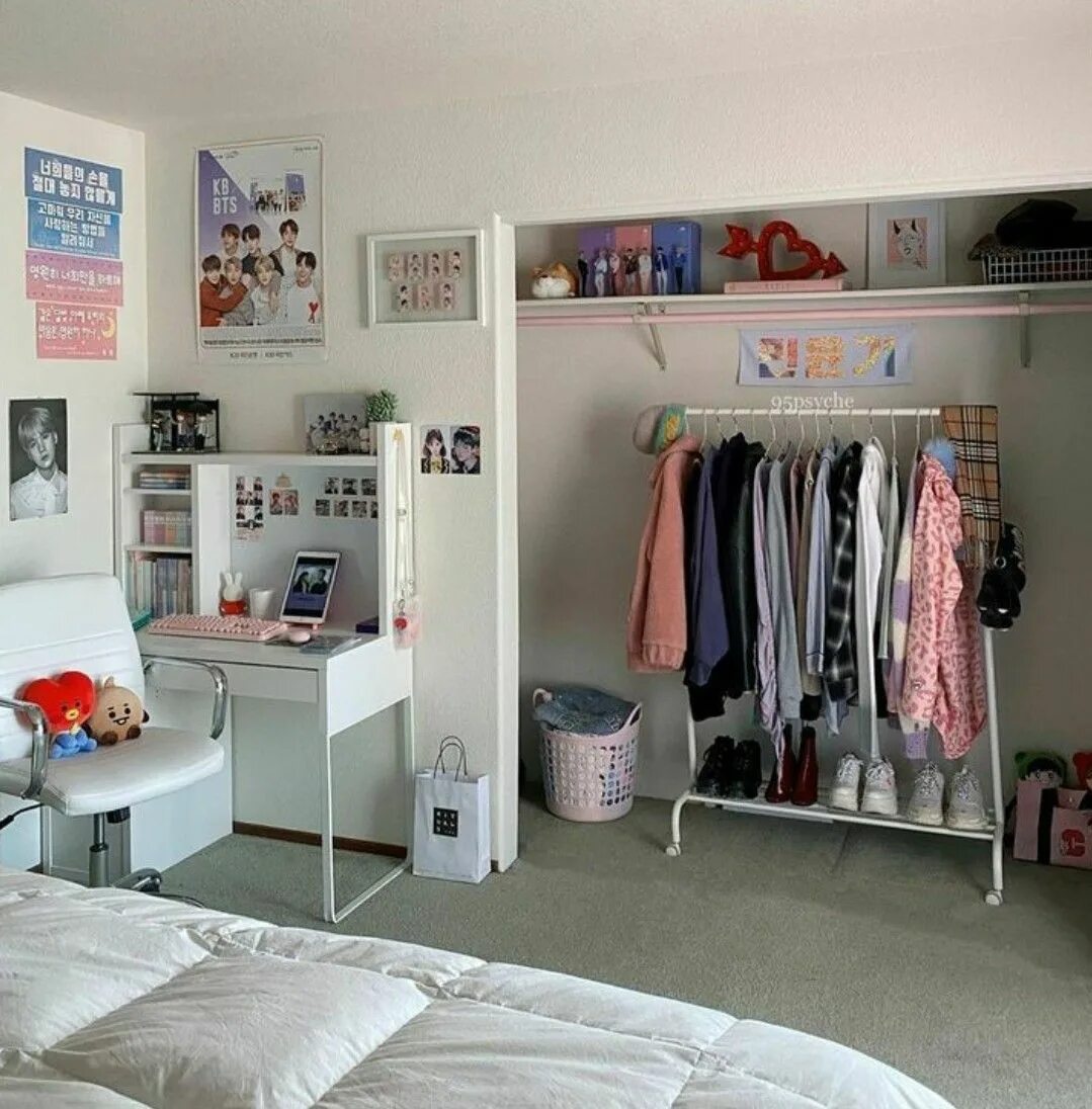 Комната арми бтс. Комната для подростка в стиле k-pop. K pop стиль в интерьере. Комната арми бтс bt21. Комната арми бтс bt21.