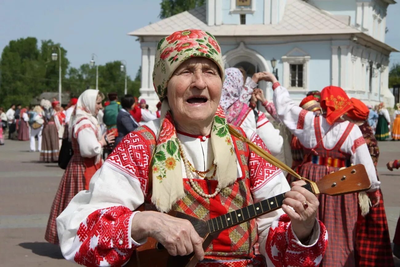 Поют частушки. Бабушки в русских народных костюмах поют. Бабушка поет. Бабки поют.