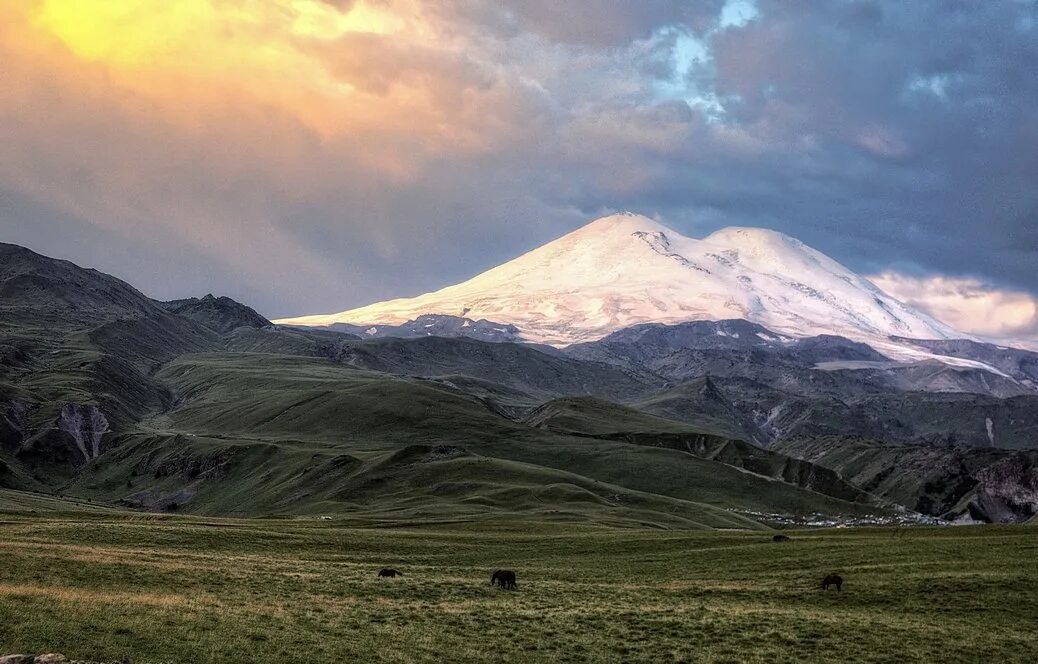 Подножие горы эльбрус. Гора Эльбрус. Кавказ Эльбрус. Подножье горы Эльбрус. Гора Эльбрус фото.
